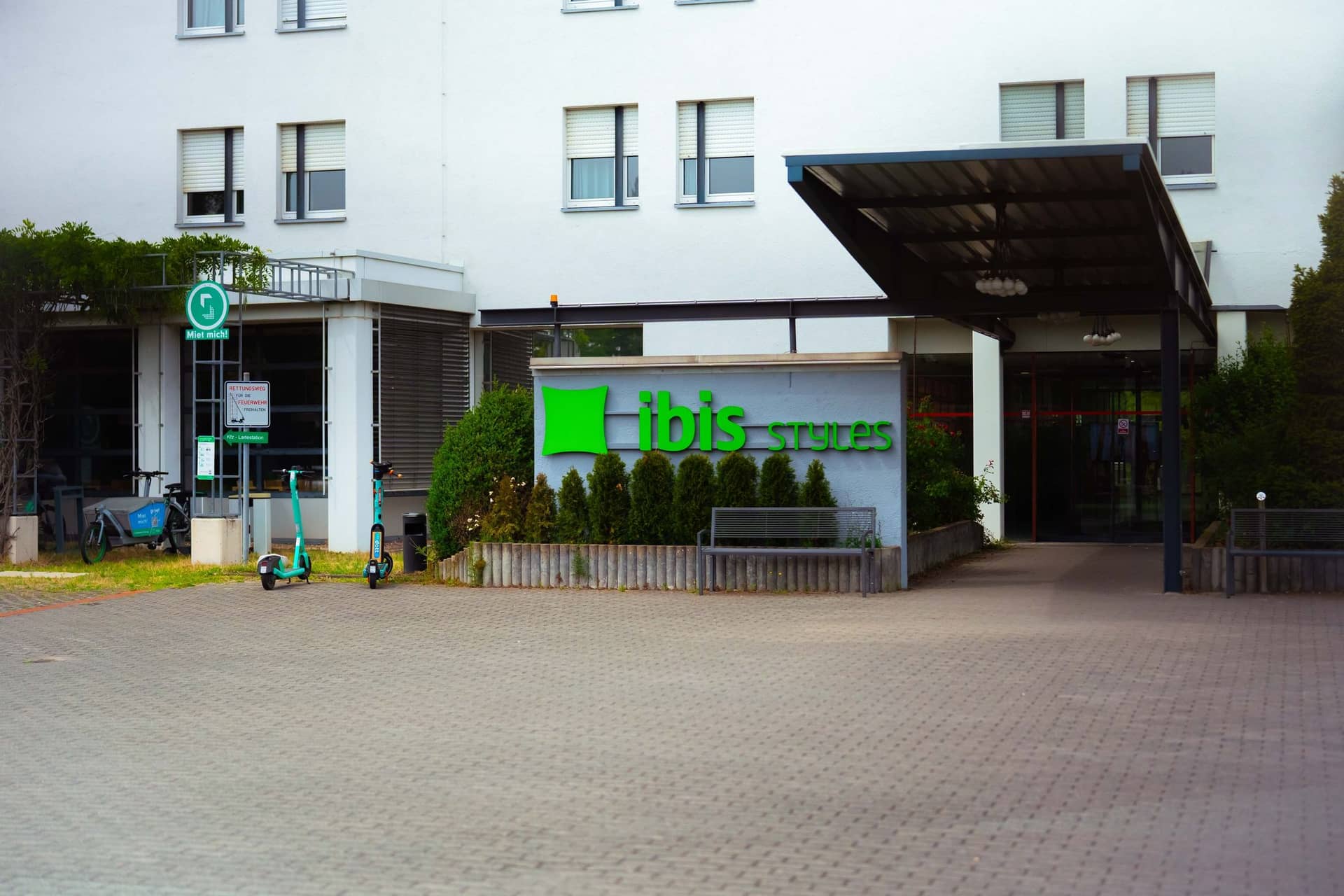 Central in Darmstadt, with short routes in every direction.