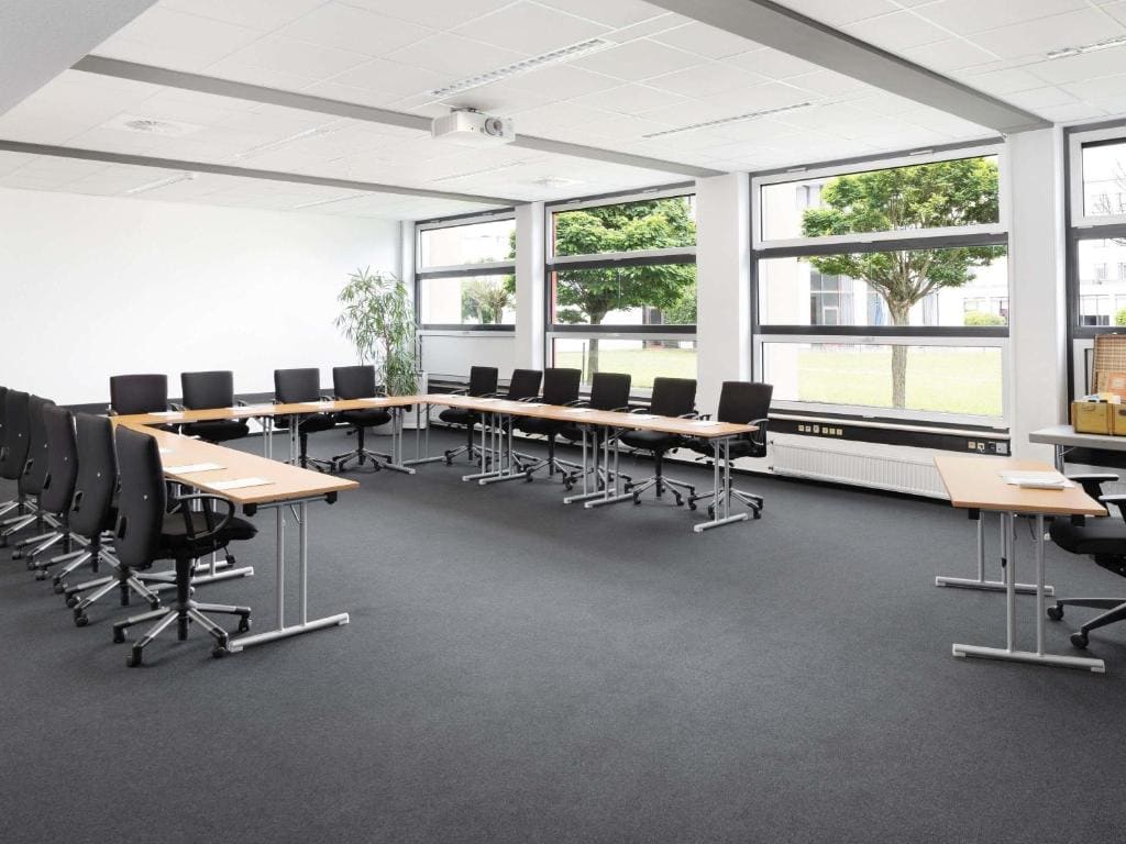 Flexible meeting room with tables and chairs